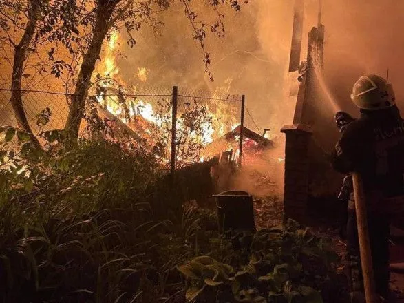 Ночная атака рф на Киевскую область: загорелось здание дачного кооператива