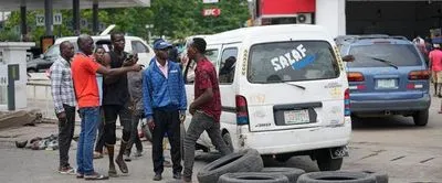 Водії вишикувалися в чергу за бензином по всій Нігерії після того, як новий президент скасував паливну субсидію