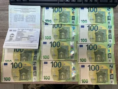 Виїхав за кордон, скориставшись другим паспортом: українець пропонував прикордонникам 1000 євро, щоб повернутися додому