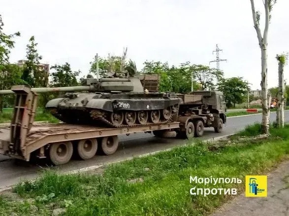 Последствия "хлопка": в Мариуполь стягивают старые танки Т-62 и ПВО