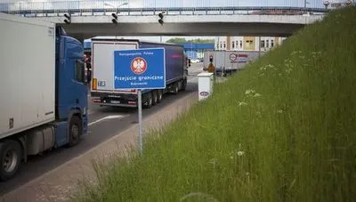 Польша закрывает границу для грузовиков из беларуси и россии