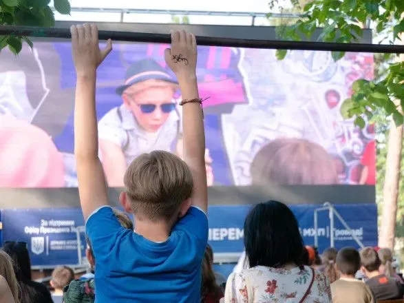 Летний сезон "Кино ради победы!": киномобиль снова везет украинские фильмы в воинские части, небольшие города и села