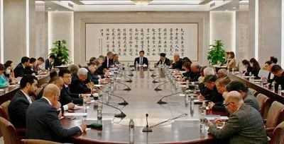 Посланник Китая подвел итоги визита в Европу: говорит, есть "много консенсуса" и восприятие мирных усилий Пекина
