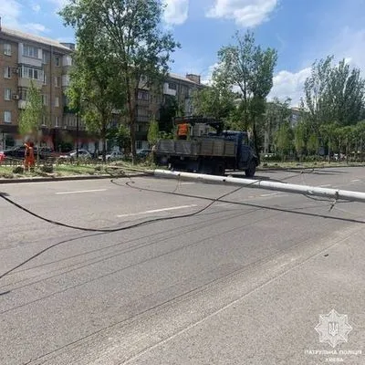 В Печерском районе Киева упала электропора. Движение временно перекрыто