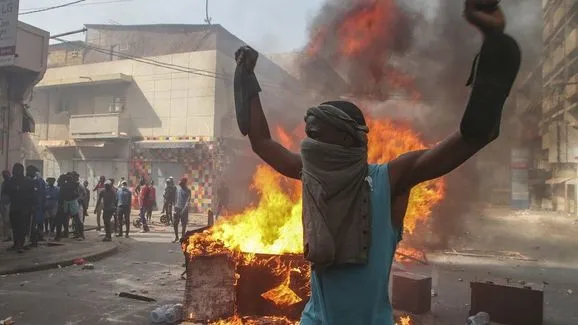 Стычки в Сенегале: погибло 9 человек, власти запретили использовать соцсети