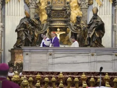 Кардинал провів обряд відновлення ватиканського вівтаря, оскверненого оголеним протестом