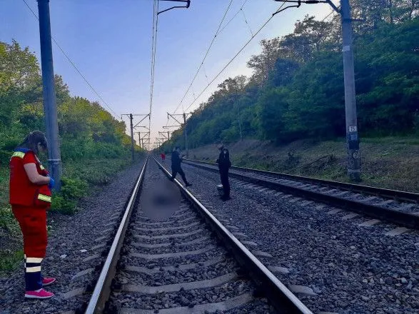 Під Києвом 19-річна дівчина потрапила під поїзд і загинула