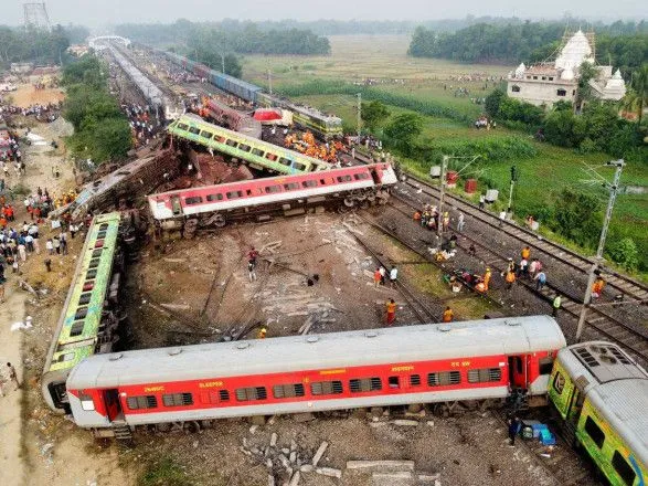 Кількість загиблих внаслідок зіткнення потягів в Індії сягнула 288 людей