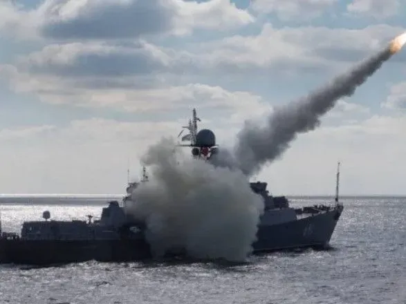 росіяни вивели в Чорне море надводний ракетоносій: загальний залп складає 8 "Калібрів"