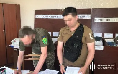 Чиновника из центра комплектования в Киевской области поймали на помощи с выездом за границу уклонистов