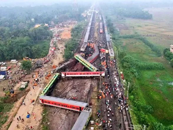 Залізнична катастрофа в Індії: на залізниці хочуть розслідування масштабної аварії правоохоронцями