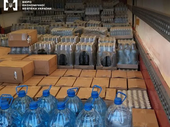 Незаконные производство и сбыт: БЭБ изъяло контрафактный алкоголь в Киеве стоимостью 2 млн грн