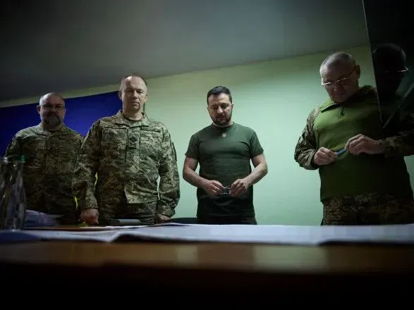 Важная встреча: Президент Украины провел совещание с военным командованием
