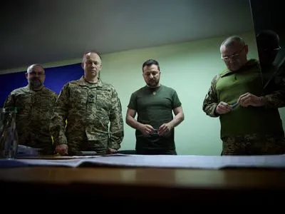 Важлива зустріч: Президент України провів нараду з військовим командуванням
