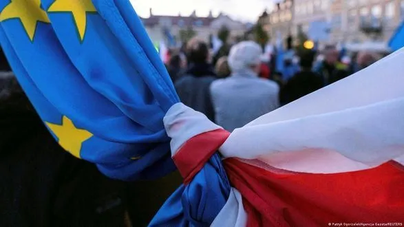 ЕС подал в суд на Польшу из-за нового закона о влиянии россии