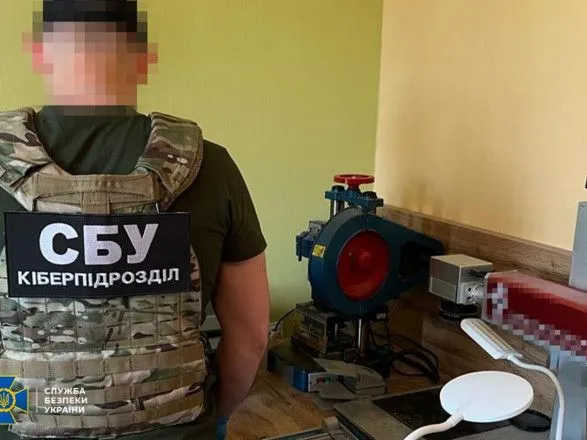 В Киеве подпольный "ЦПАУ" торговал фальшивыми паспортами: под подозрением предприниматель