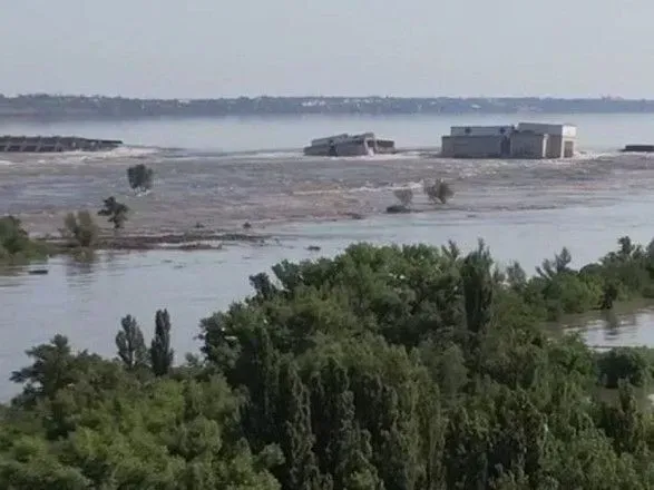 В Алешках россияне обстреляли школу, где собирались люди из затопленных домов