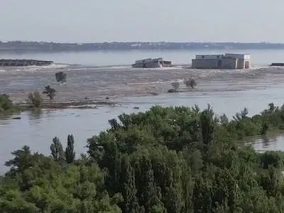 В Олешках росіяни обстріляли школу, де збиралися люди із затоплених домівок