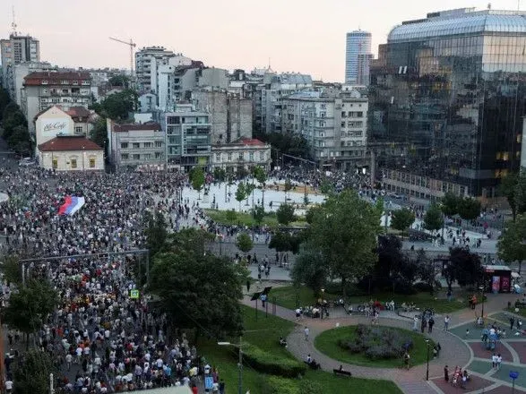 desyatki-tisyach-serbiv-znovu-viyshli-na-protesti-u-belgradi