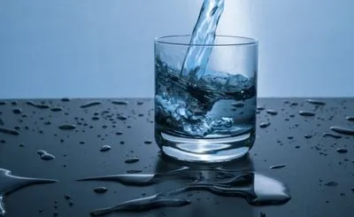 "Постачається з артезіанських свердловин": в ОВА заявили, що вода у Херсоні придатна до споживання