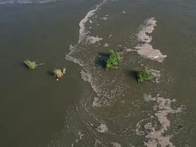До берега на Одещині прибиває речі після підриву дамби на Херсонщині: показали відео