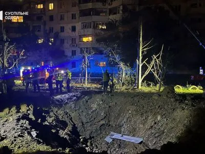 Последствия ночного обстрела Одессы: во дворе дома образовалась огромная воронка