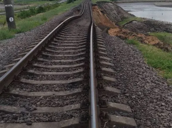 Подрыв Каховской ГЭС: вблизи Никополя просел участок с железнодорожным полотном, пригородные поезда отменены