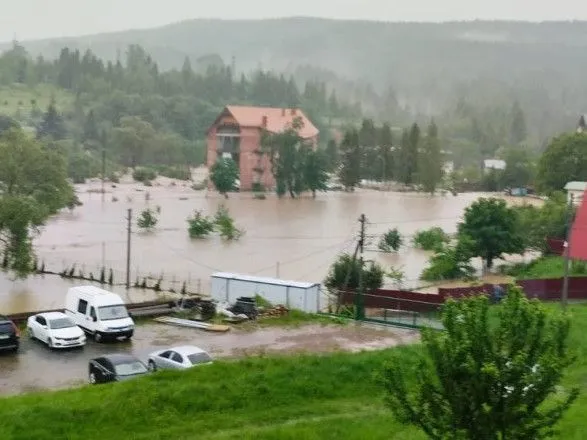 Непогода на Львовщине: десятки домохозяйств подтоплены, частично обвалился мост