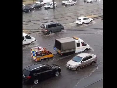 Київ накрила потужна злива: залило вулиці і магазини