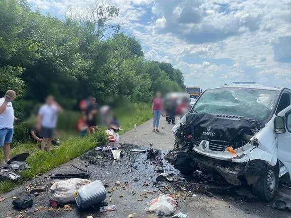 На трассе Киев-Одесса столкнулись легковушка и минивэн: двое погибших, среди 8 раненых - дети