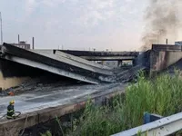 В Филадельфии обвалилось шоссе: под ним загорелся автомобиль