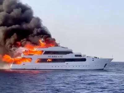 Після пожежі на човні в Червоному морі троє туристів зникли безвісти