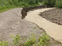 Непогода на Львовщине: вода размыла дороги и повредила мосты