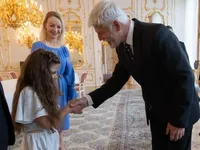 "Я засуджую знущання": президент Чехії зустрівся з маленькою українкою, яку цькували однокласники