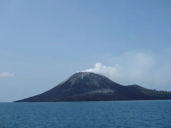 В Индонезии началось извержение вулкана Анак Кракатау