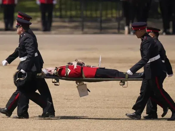 Несколько военных потеряли сознание, когда принц Уильям смотрел военный парад