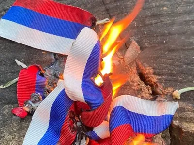 День россии с огоньком: в оккупированном Крыму активисты сожгли символику рф