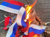 День россии с огоньком: в оккупированном Крыму активисты сожгли символику рф