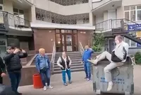 Екснардепа Тараса Чорновола облили зеленкою і кинули у сміттєвий бак - відео