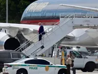 Трамп прибув до Флориди, де постане перед судом