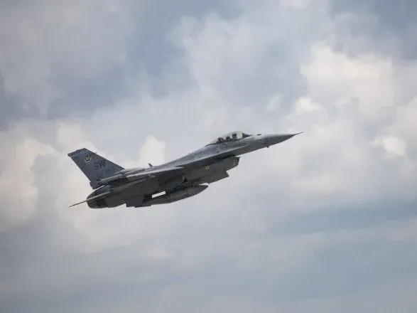 Остин заявил об энергичном движении в вопросе подготовки украинских пилотов на F-16
