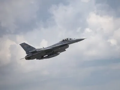 Остін заявив про енергійний рух у питанні підготовки українських пілотів на F-16