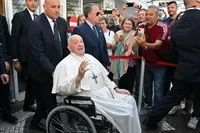 "Я все ще живий": Папу Франциска виписали з лікарні