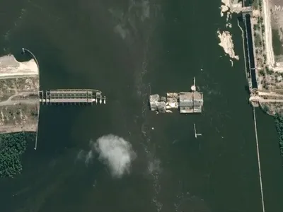 Maxar показали свежие спутниковые снимки Каховской ГЭС