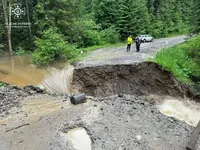 Негода на Прикарпатті: підтоплено проїжджу частину автодороги