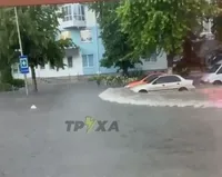 Є підтоплення у кількох районах: у Києві злива залила вулиці, парковки і навіть транспорт