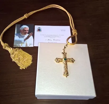 У Німеччині викрали наперсний хрест папи Бенедикта XVI