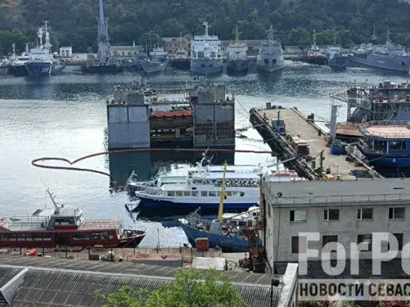 В Севастополе затонул плавдок с судном