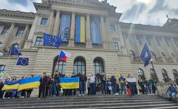 В Праге 14 человек получили штрафы за попытку сорвать флаг Украины с Национального музея