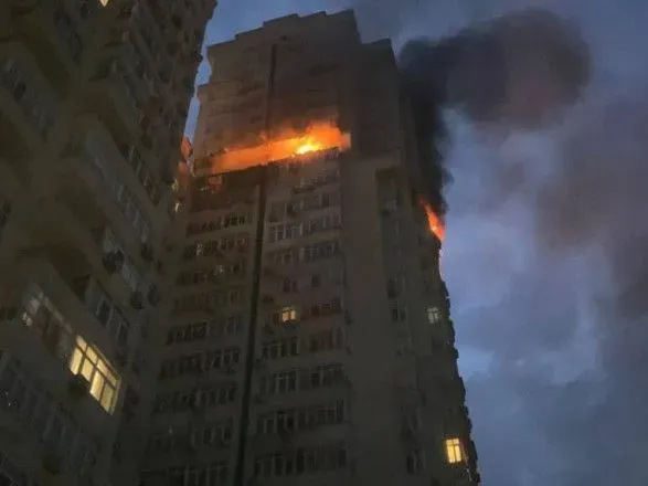 Нічна ворожа атака на Україну: у Києві уламки пошкодили багатоповерхівку та автомобілі, виникла пожежа